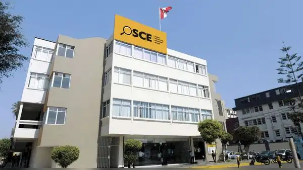 Juzgado Constitucional anula sanciones de OSCE que impiden al Grupo La República acceder a publicidad estatal