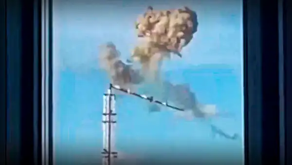 Bombardean torre de la televisión de Járkov, en Ucrania: videos muestran el derrumbe