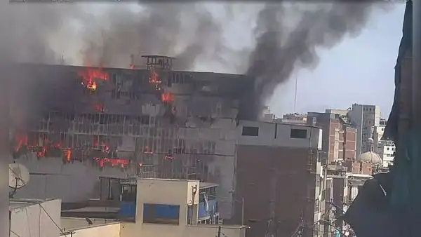 Cercado de Lima: fuerte incendio consume edificio en Jr. Áncash