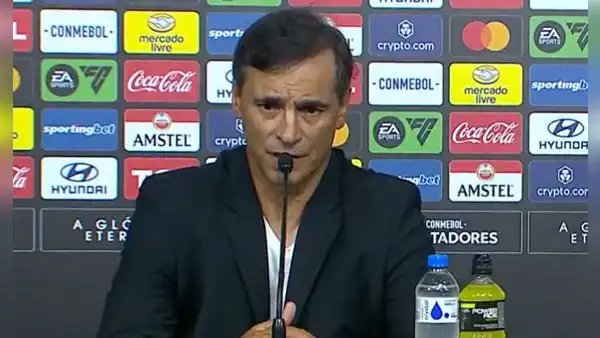 Fabián Bustos y su dura autocrítica tras mal partido y derrota de Universitario: "Es raro en nosotros"