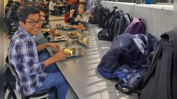 Estudiantes de la UNI revelan las insólitas cosas que hacen para obtener cena en el comedor: "Es una colaza"