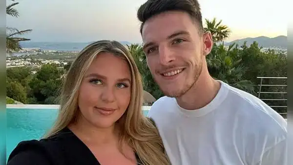 Estrella del Arsenal defendió a su novia tras el acoso que recibió en redes por su aspecto físico