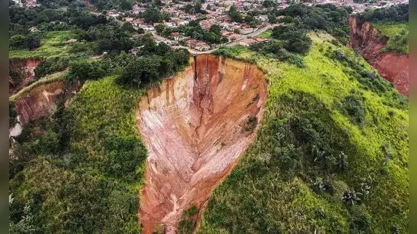 La ciudad de Sudamérica que está en riesgo de ser tragada por enormes cráteres en la tierra