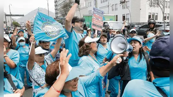 Profesionales del sector salud protestan frente al MEF: exigen ascenso por tiempo de servicio