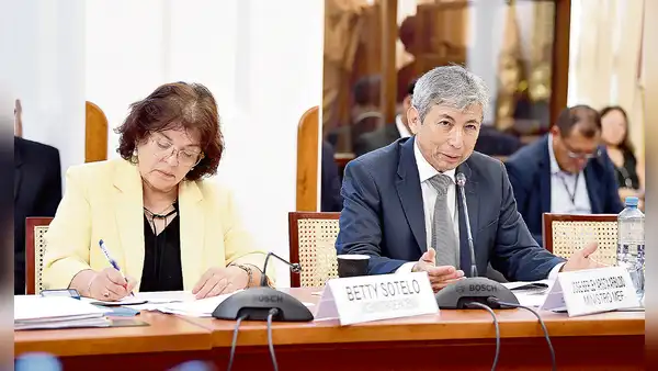 MEF: Reducción en la calificación se atribuye a un “Gobierno débil”
