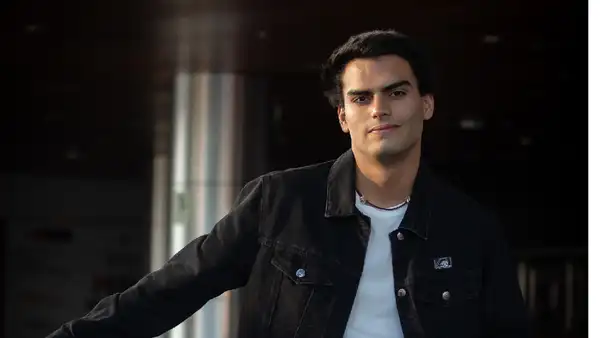 Tomás Suárez-Vértiz, hijo de Pedro, hizo su debut oficial presentando un especial tema para las madres