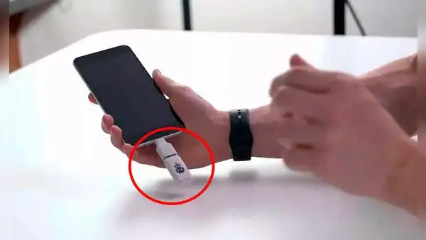Descubre qué le ocurre a tu celular si le conectas una memoria USB killer en la entrada