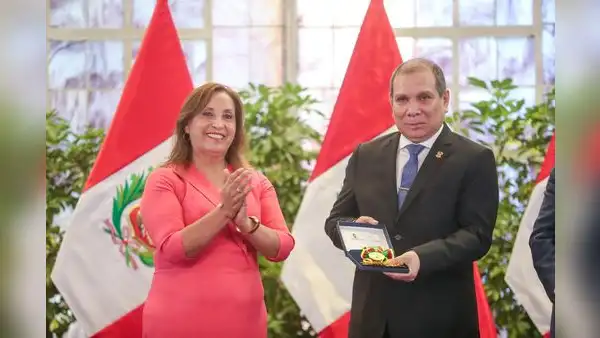 Transparencia califica de “cuestionable” condecoración de Dina Boluarte a presidente del PJ