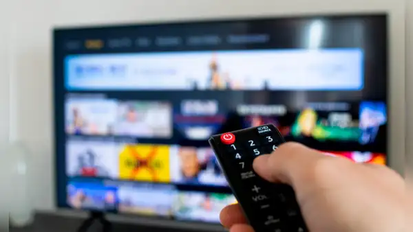 ¿Cuál es el método correcto para apagar tu smart TV y cada cuánto conviene realizarlo?