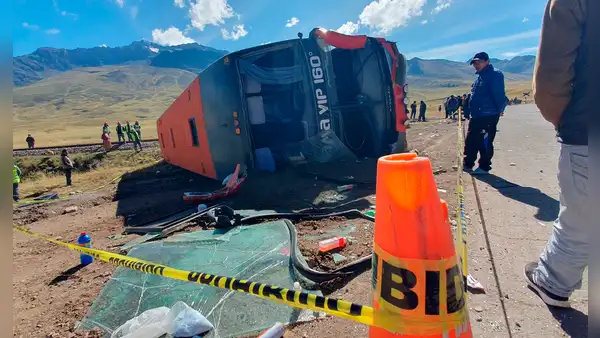Puno: vuelco de bus interprovincial deja más de 10 fallecidos y chofer se da a la fuga