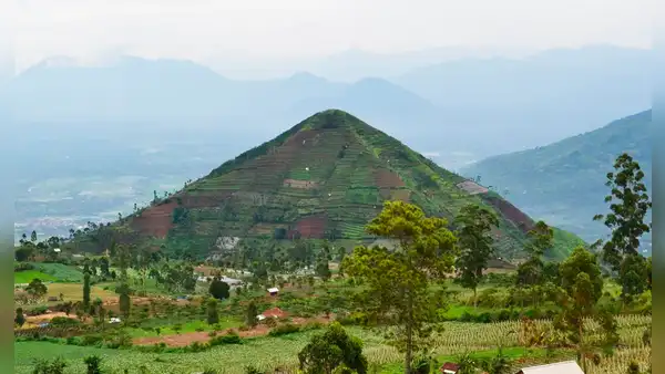 La pirámide más antigua de la Tierra (con un núcleo de lava) que superaría a las de Egipto y Perú