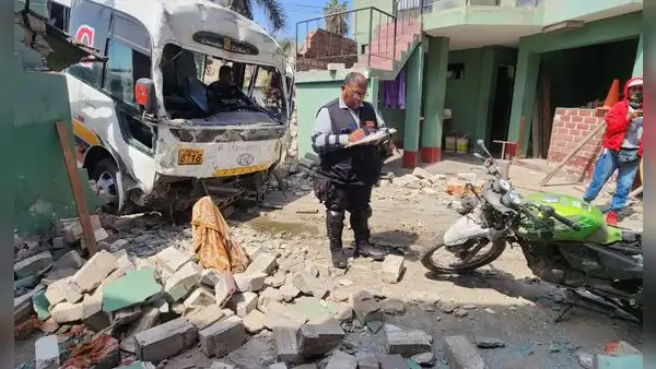 Chorrillos: cúster choca contra casa y deja 12 heridos tras aparente falla mecánica
