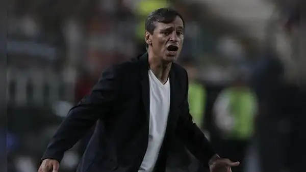 El problema de Bustos que le está costando a Universitario: jugadores cansados y cero rotación