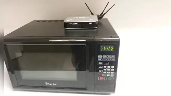 ¿Qué ocurre si colocas un microondas al costado del router? Prueba revela impensado resultado