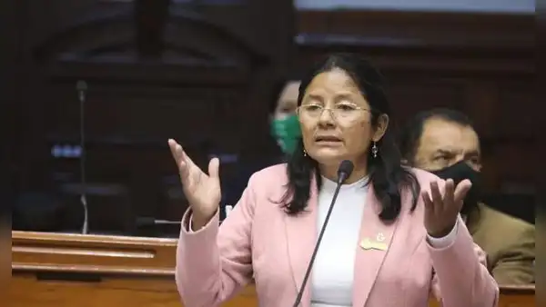 Comisión de Ética aprueba denuncia contra Isabel Cortez por promocionar su partido con recursos del Estado