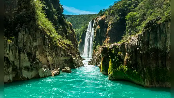 La mágica cascada de 100 metros y agua turquesa que puedes visitar en México: ¿cómo llegar?