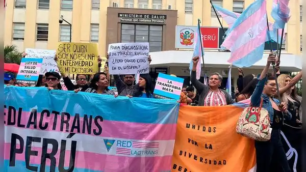 Comunidad LGBTIQ+ protesta frente al Minsa por decreto que califica identidad trans como “enfermedad mental”
