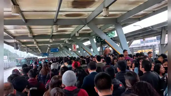 Nuevo colapso del Metropolitano: demoras de buses superan los 15 minutos en Estación Naranjal