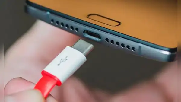¿Por qué el cable USB de mi celular solo carga y NO transfiere datos?