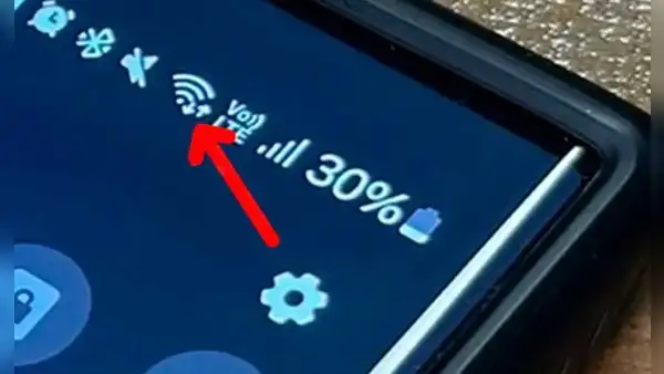¿Qué significan las flechas de arriba y abajo que salen al lado del ícono de WiFi, datos y bluetooth?