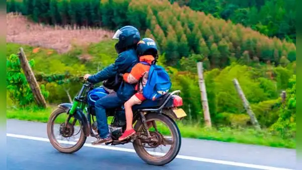 Esta es la edad mínima para que un niño viaje en moto, según la ley de Colombia