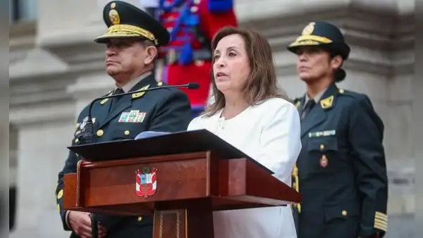 Presentan denuncia constitucional contra Dina Boluarte por ausentarse de Palacio tras cirugías estéticas