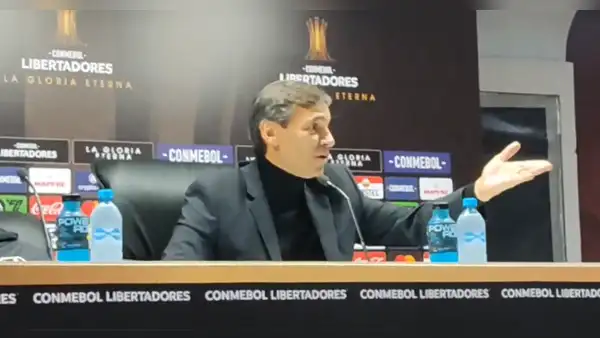Bustos increpó y tuvo tensa discusión con periodista tras derrota de la 'U': "Quieres manipular la situación"