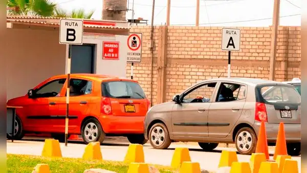 Si choco durante un examen de manejo en el Touring, ¿quién debe pagar los daños del auto?