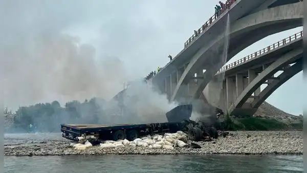 Cañete: chofer muere calcinado tras explosión de tráiler que cayó de puente en la Panamericana sur