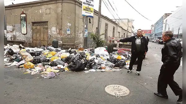 Calles del Cercado de Lima llenas de basura tras despido de trabajadoras de limpieza