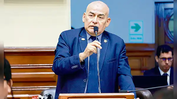 Comisión de Ética aprueba investigar a José Arriola por mochasueldo