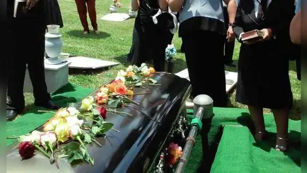 Hombre fingió su muerte para comprobar la lealtad de sus amigos: el resultado es viral