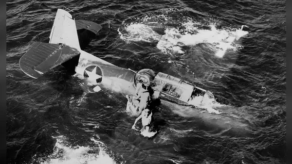 Esta es la historia del piloto de la Segunda Guerra Mundial que fue enterrado junto a su avión en el fondo del mar