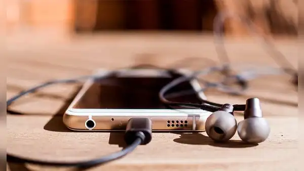 ¿Tienes audífonos con cables? Este es el atajo que te deja usar en la cámara de tu teléfono