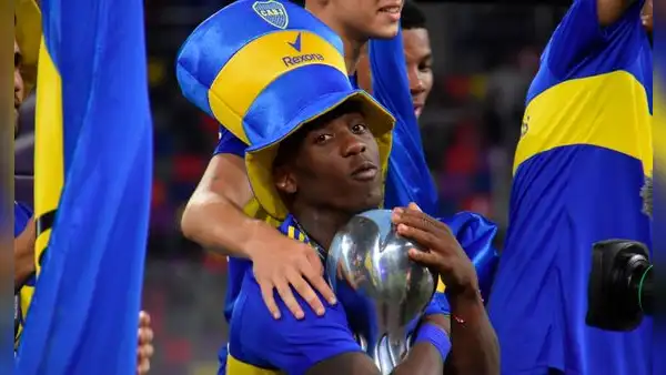 Luis Advíncula será argentino para ayudar a Boca e hinchas reaccionan: "Scaloni, llámalo para el Mundial"