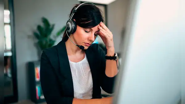 ¿Cansado de soportar a clientes enojados? Empresa japonesa trabaja en IA que "suaviza" el tono de los reclamos