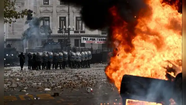 Protestas en Argentina EN VIVO: Gobierno llama "terroristas" a manifestantes y denuncia intento de "golpe de Estado"