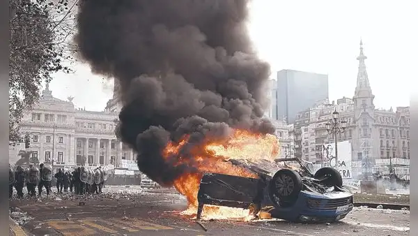 Masivas manifestaciones contra ley libertaria del Gobierno de Milei