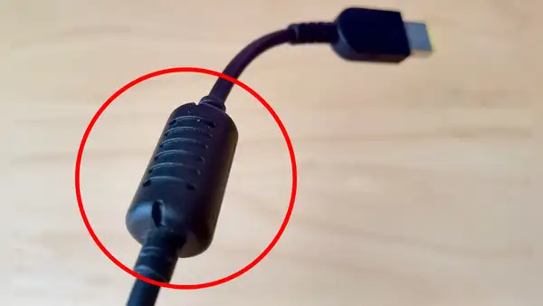 ¿Para qué sirve el 'cilindro' que llevan la mayoría de cables de carga? Descubre por qué es importante su función