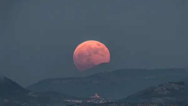 Luna de Fresa 2024: cuándo se verá el evento astronómico de junio que llega con el invierno en Sudamérica