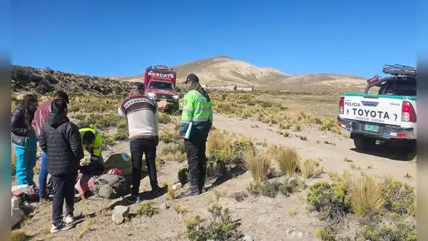 Tragedia en la carretera Arequipa-Puno: mujer y su bebé mueren en volcadura de automóvil