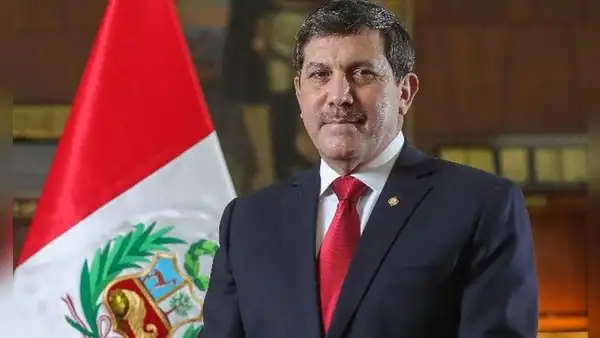 Exministro del Defensa Jorge Chávez es acusado de agredir física y psicológicamente a su expareja