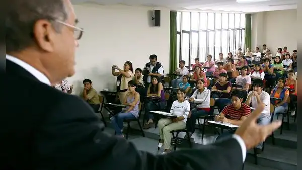 Catedráticos tendrán un sueldo al año por concepto de CTS