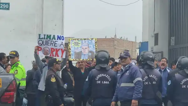 Pifian a Dina Boluarte y Rafael López Aliaga en actos públicos