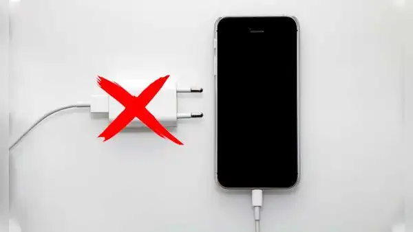 Igual que Apple y Samsung: esta popular marca lanza un nuevo smartphone y no incluye cargador