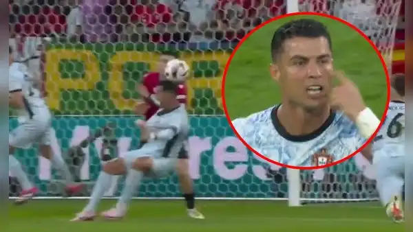Cristiano Ronaldo pidió penal: le jalaron la camiseta, cayó y se ganó la amarilla por reclamar
