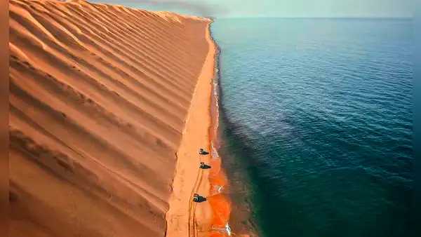 El país del mundo donde el desierto y el mar se juntan, las dunas alcanzan los 300 metros y la arena es rojiza