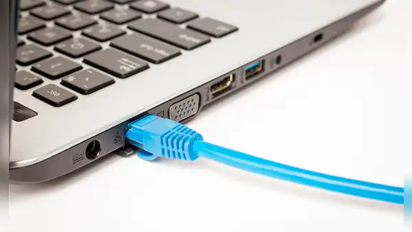 ¿Por qué deberías usar un cable Ethernet en tu PC y qué hacer si no hay un puerto compatible?