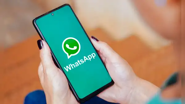 ¿Qué pasa si mantienes presionado el ícono de WhatsApp que está en la pantalla de tu teléfono?