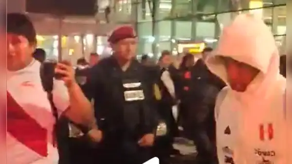 Cueva y su agresiva reacción contra hincha de la selección que lo respaldó: "Deja de grabar, 'mano'"